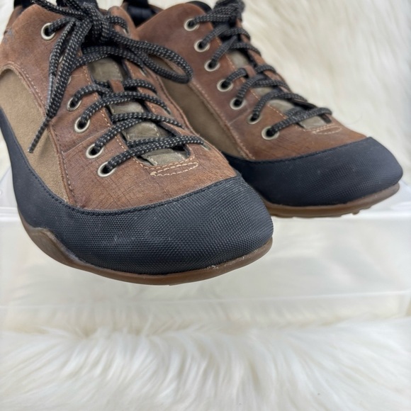 Timberland Brown and Black Sneakers with Rugged Design - Picture 8 of 11